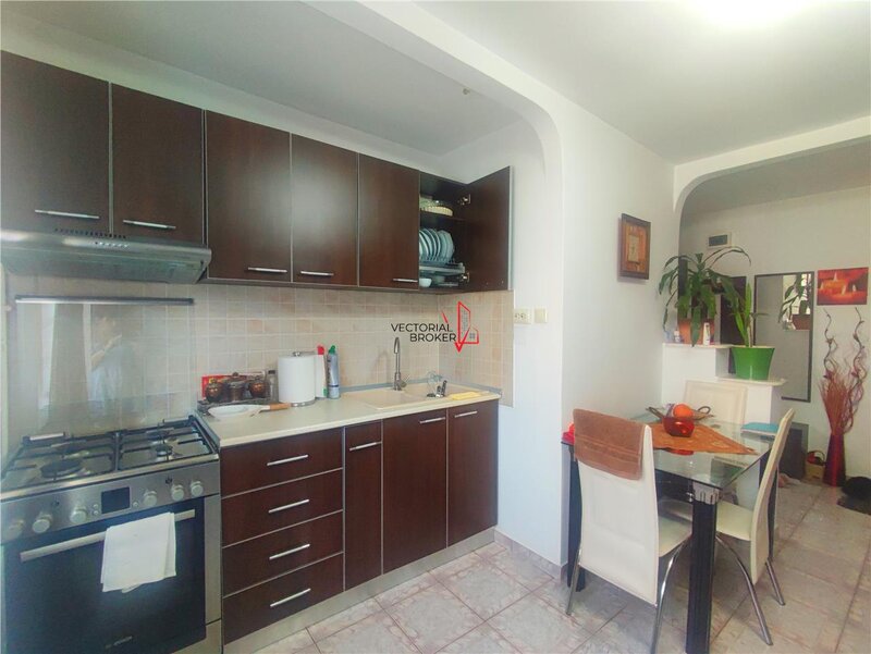 Doamna Ghica, Parcul Florilor, etaj 3/4, decomandat  in bloc din 1987