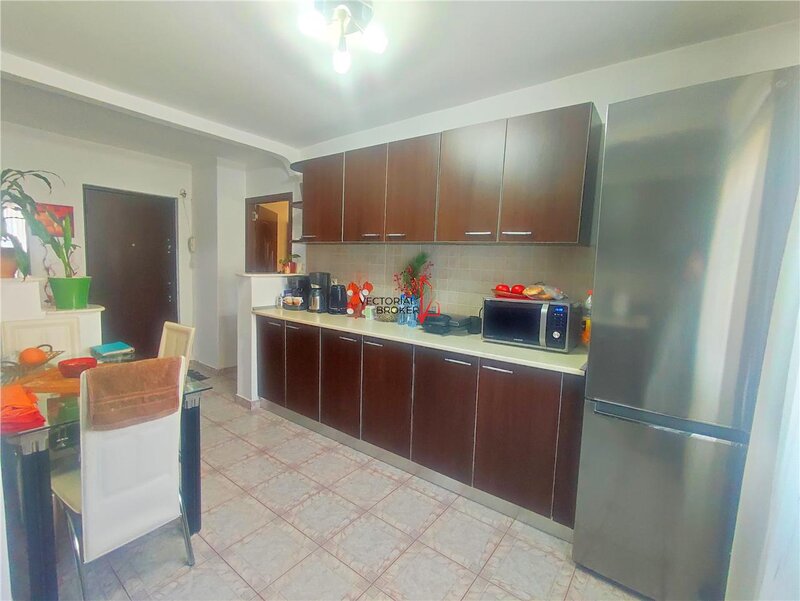 Doamna Ghica, Parcul Florilor, etaj 3/4, decomandat  in bloc din 1987